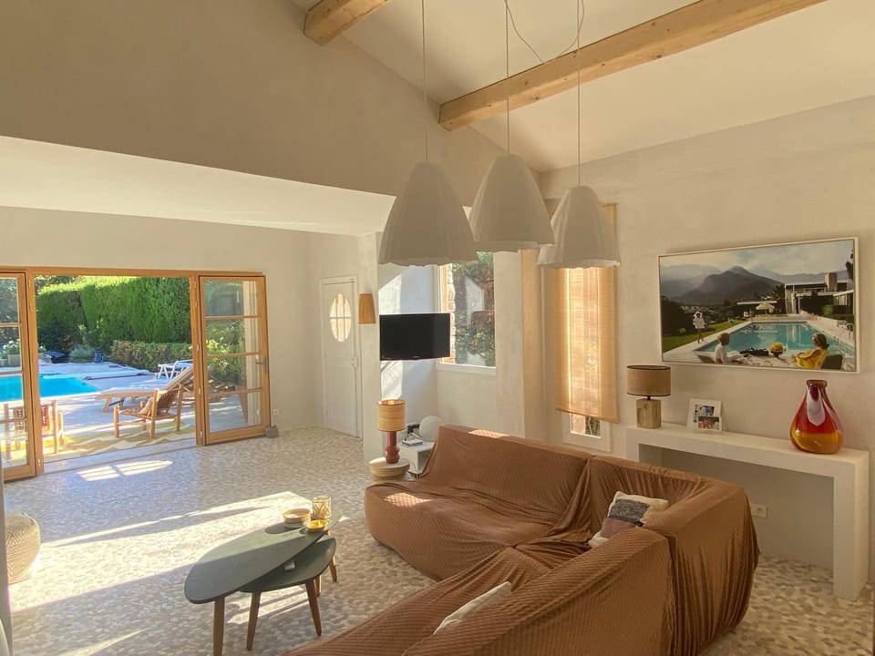 TV and multimedia, Living room, Pool view