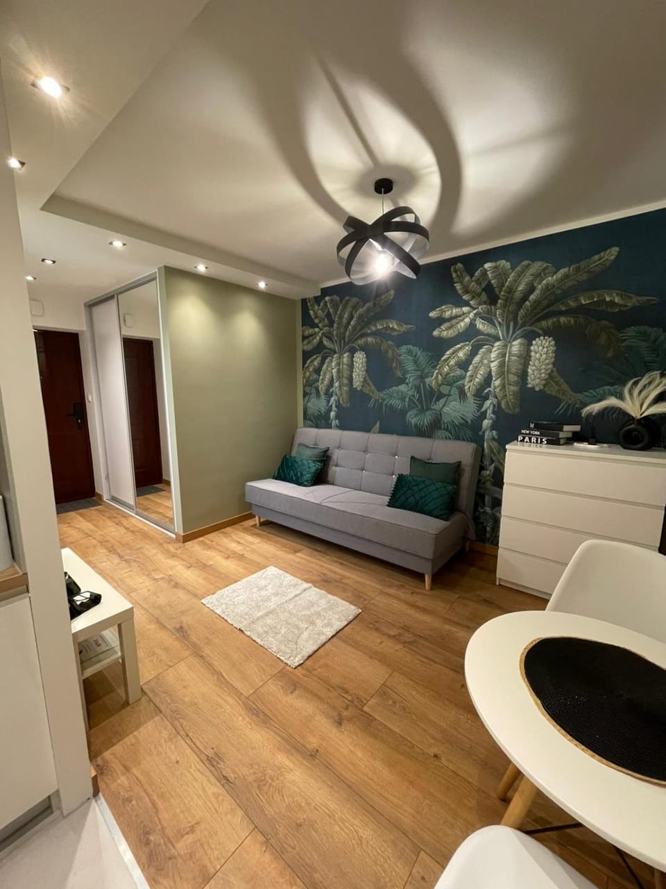 Bed, Photo of the whole room, Seating area