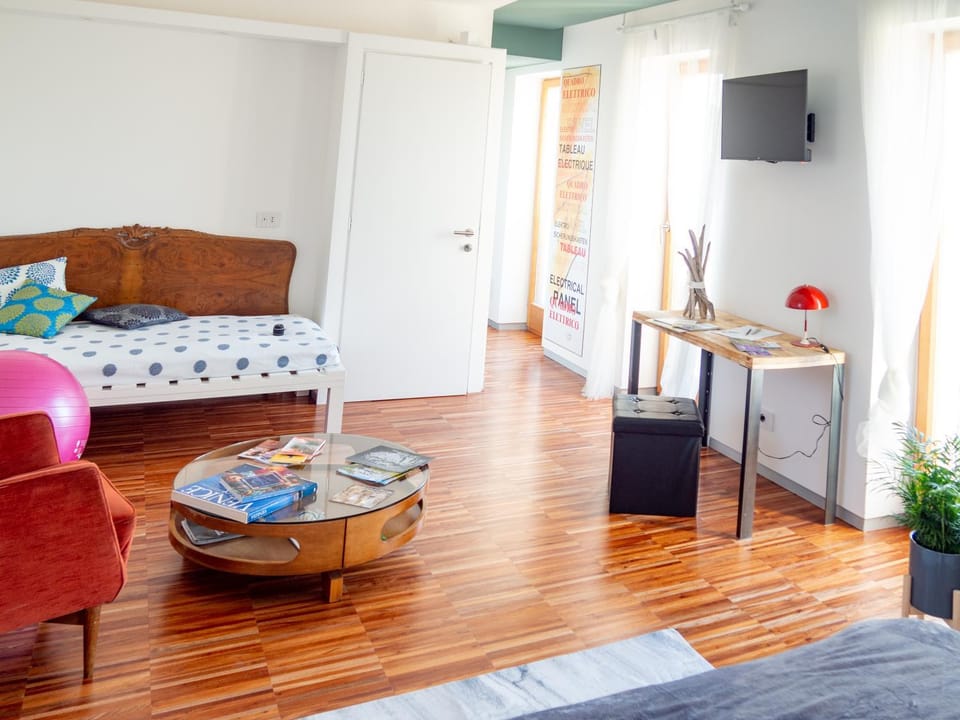 TV and multimedia, Photo of the whole room