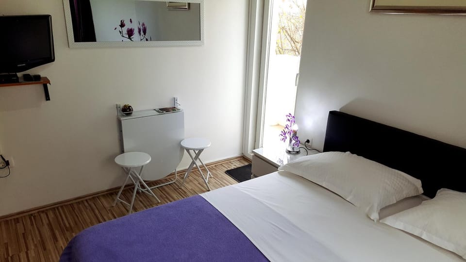 Bed, TV and multimedia, Bedroom, hair dresser