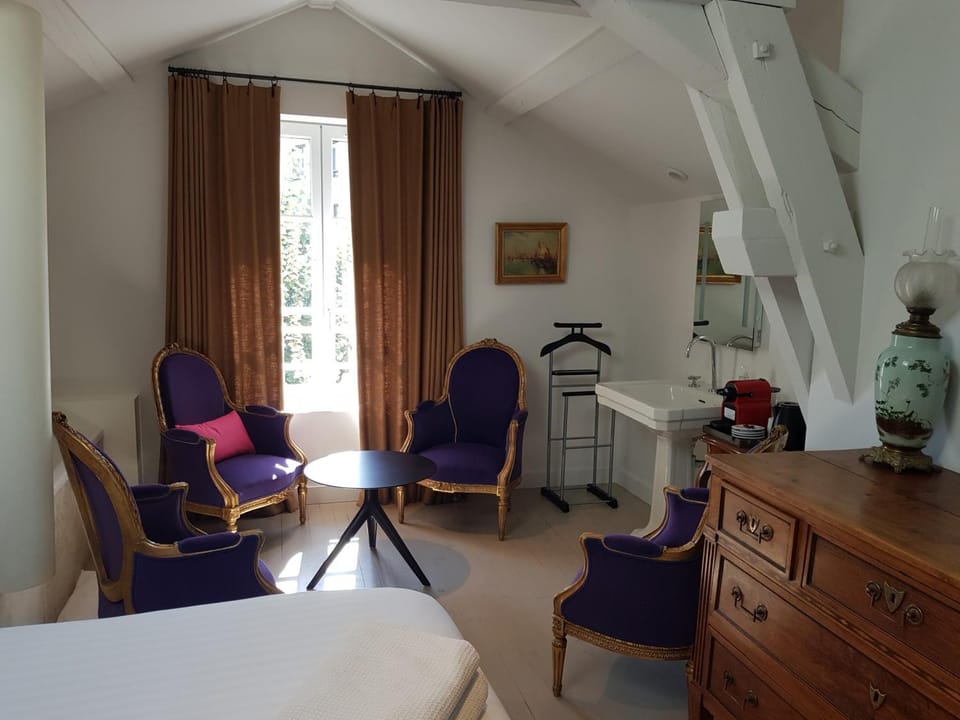 Photo of the whole room, Seating area, Bedroom