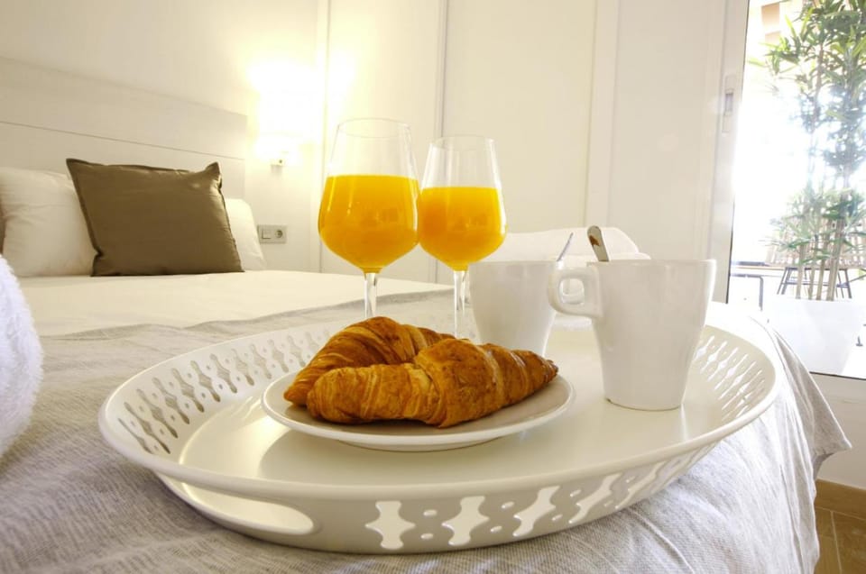 Photo of the whole room, Continental breakfast