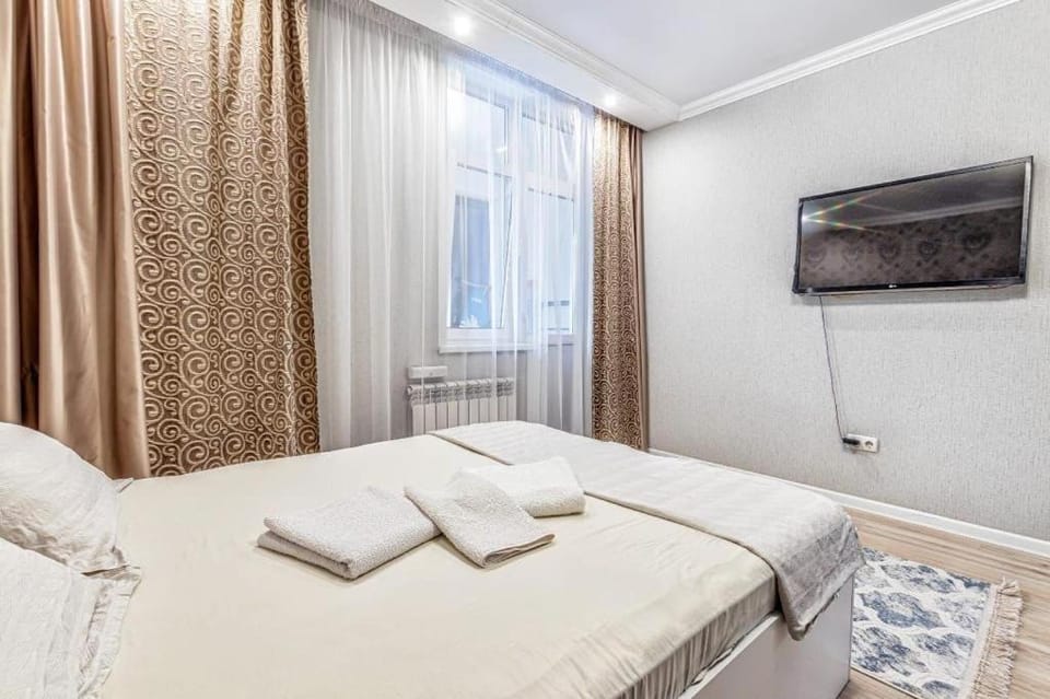 Bed, TV and multimedia, Bedroom