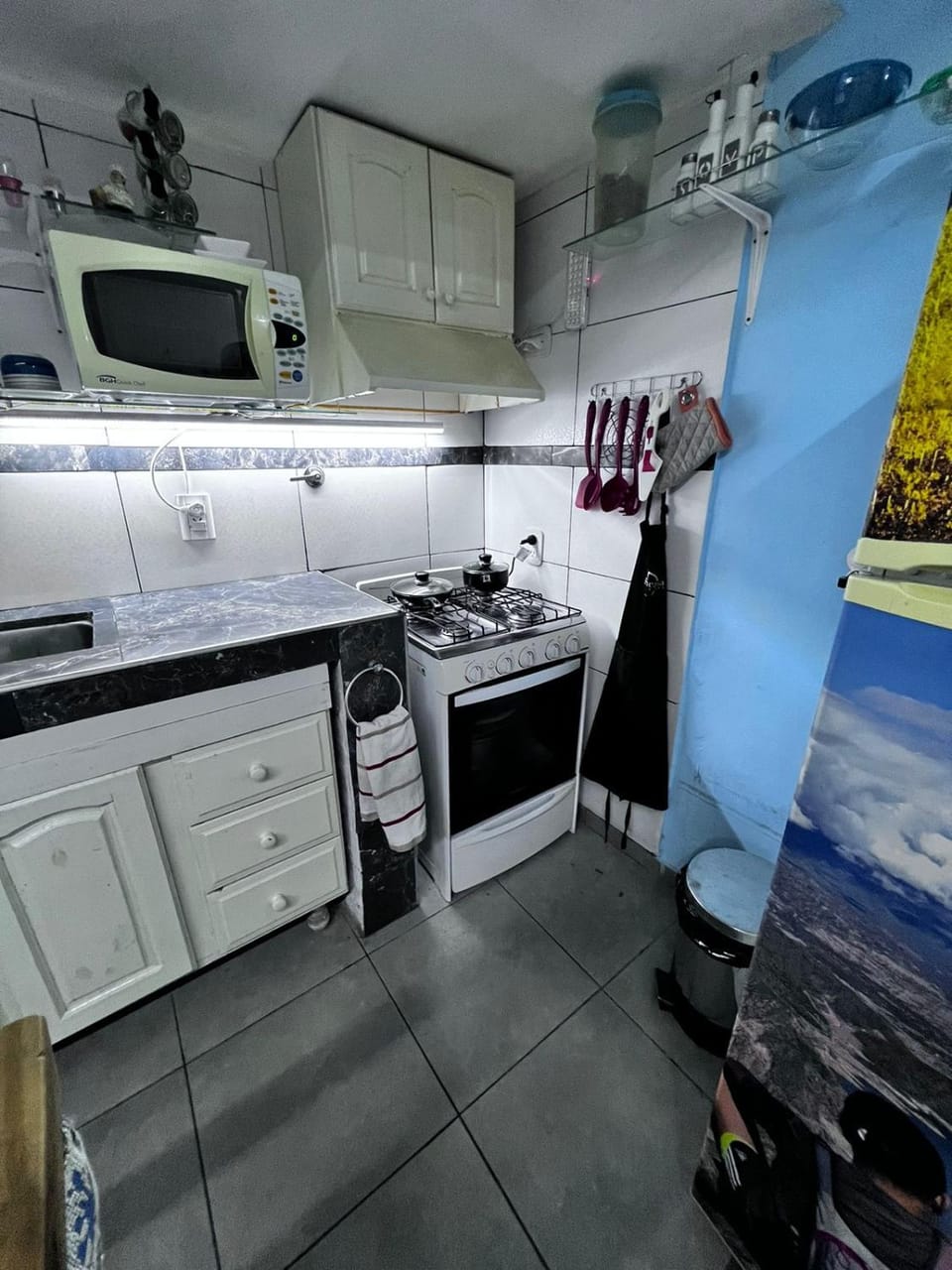 Kitchen or kitchenette, minibar