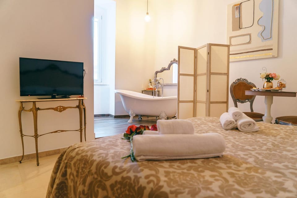 Bed, Living room, Photo of the whole room, Bedroom