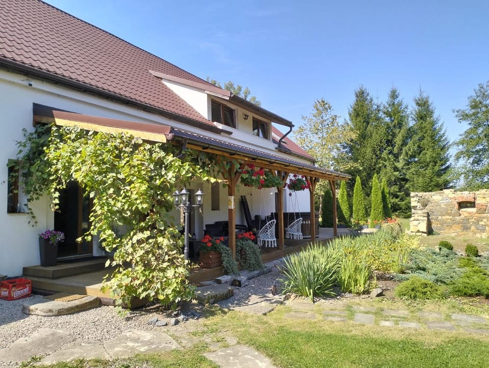 Property building, Patio, Spring, Day, Garden, Seating area, Garden view, towels, towels
