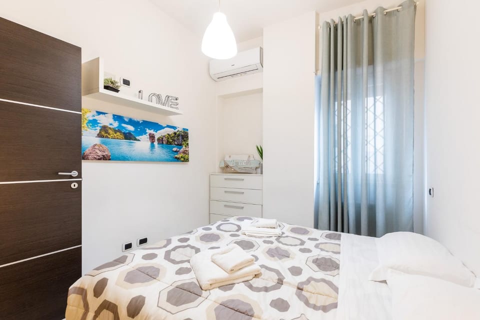 Bed, Bedroom, wardrobe, air conditioner