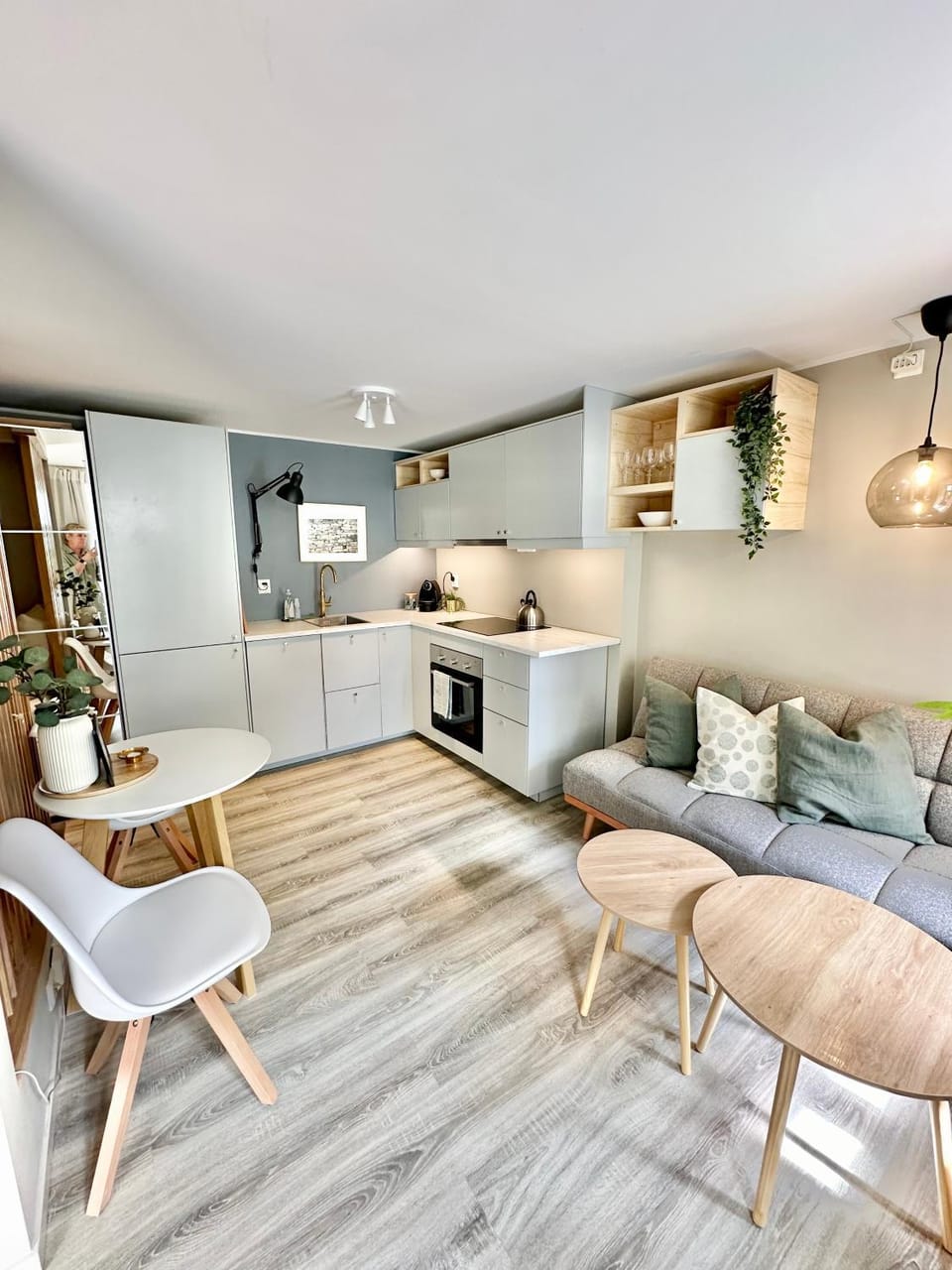 Kitchen or kitchenette, Living room, Seating area, Dining area