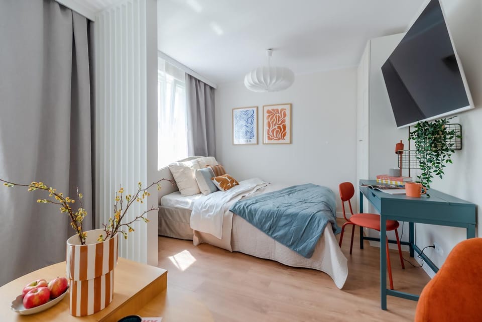 Bed, TV and multimedia, Photo of the whole room, Seating area, Bedroom