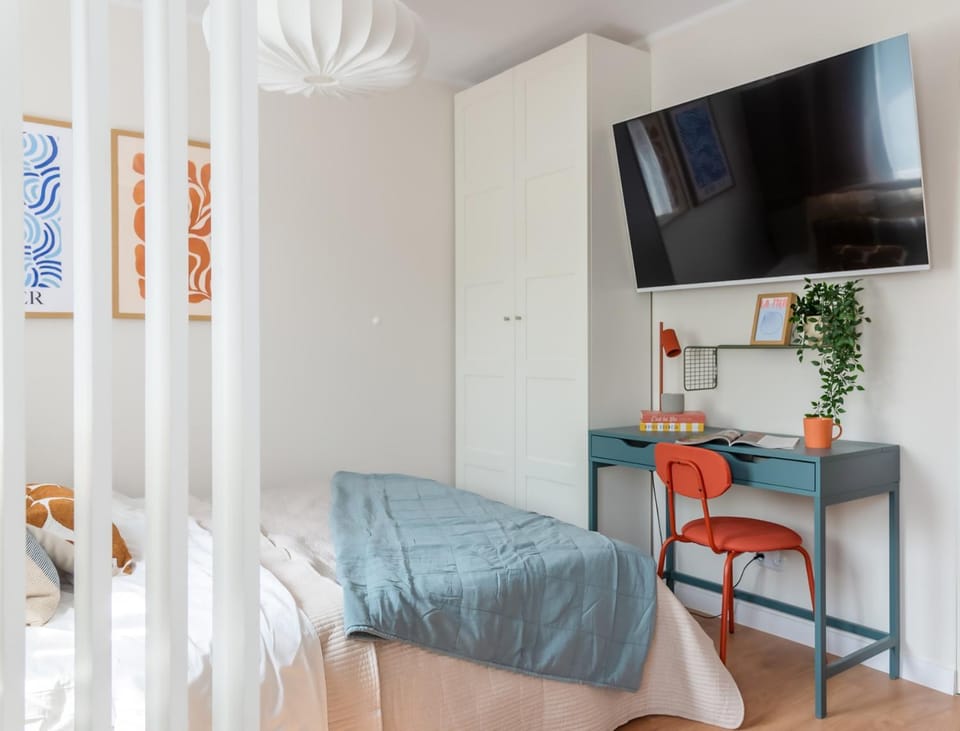 Bed, TV and multimedia, Living room, Photo of the whole room, Seating area, wardrobe