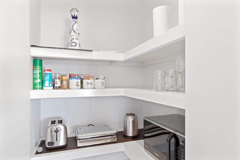 Coffee/tea facilities, toaster