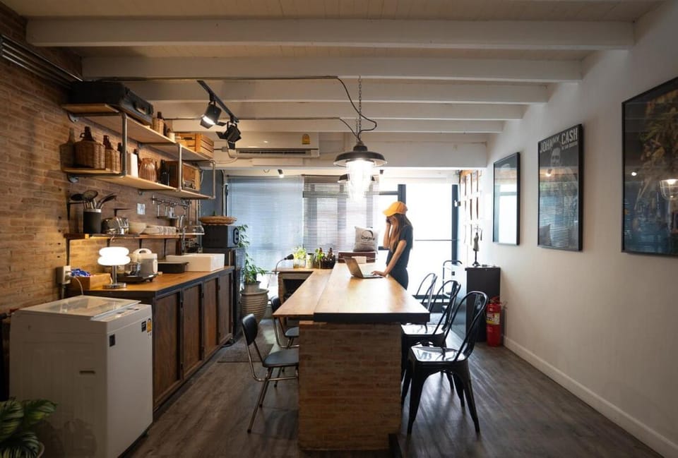 Coffee/tea facilities, Kitchen or kitchenette, Seating area, Dining area
