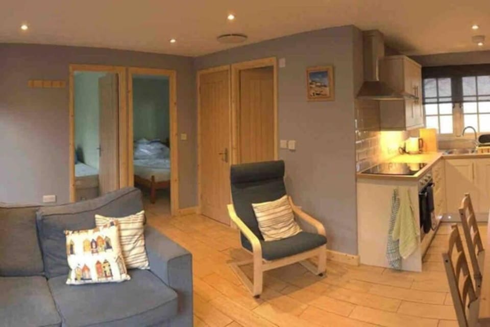 Kitchen or kitchenette, Seating area