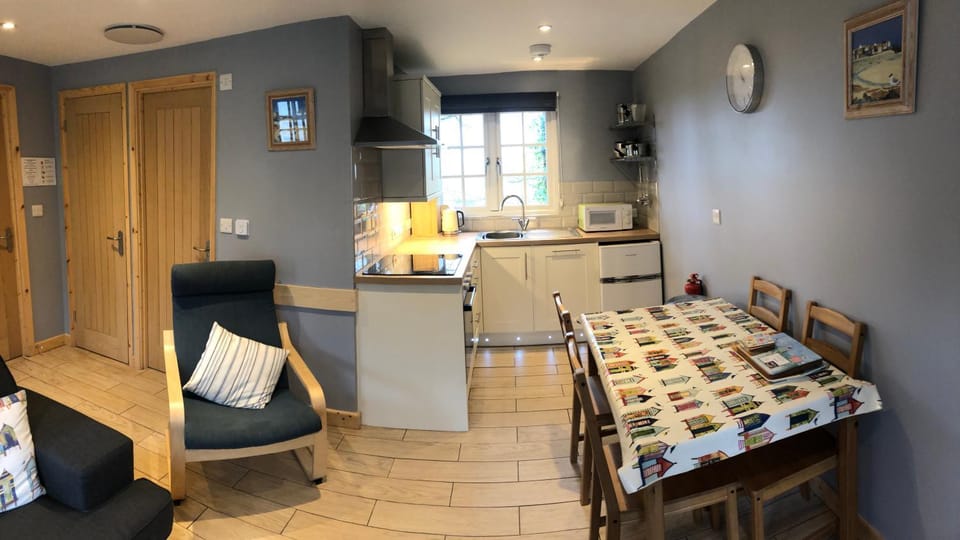 Coffee/tea facilities, Kitchen or kitchenette, Dining area, oven, stove, toaster
