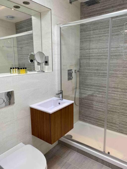 CC - Central Location Top Floor 2 Bed Deluxe Modern Apartment Apartment in Stratford-upon-Avon