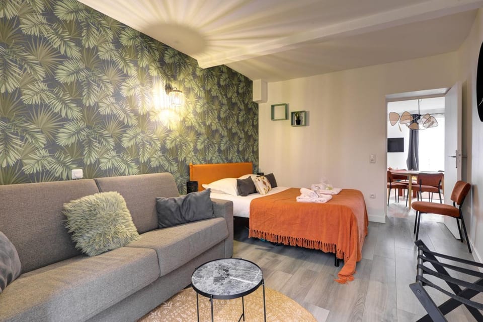 Bed, Seating area, Bedroom
