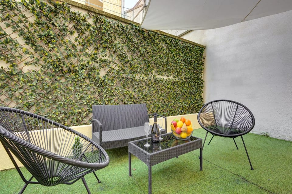 Patio, Food and drinks