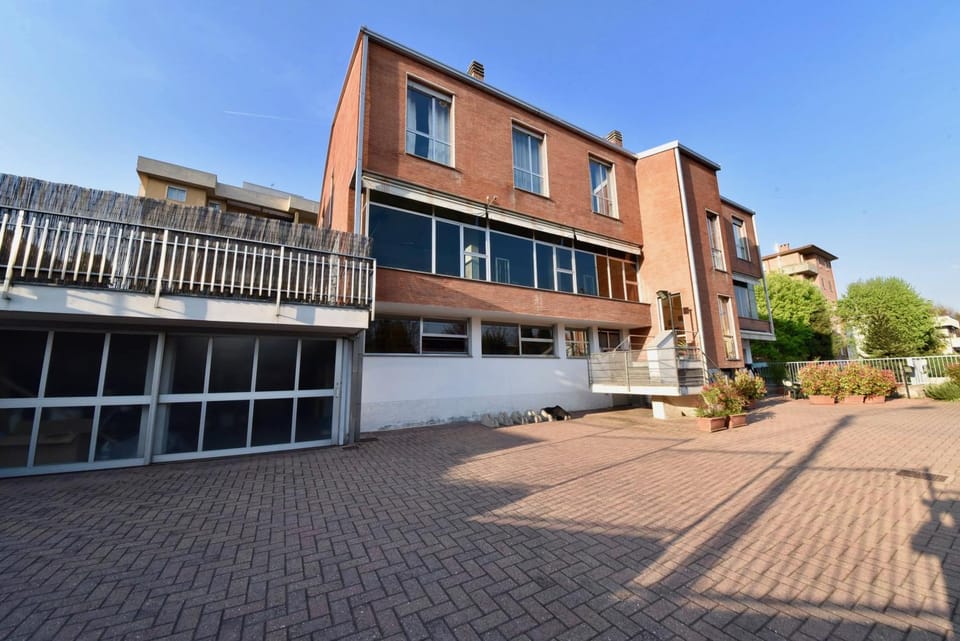 Property building, Street view