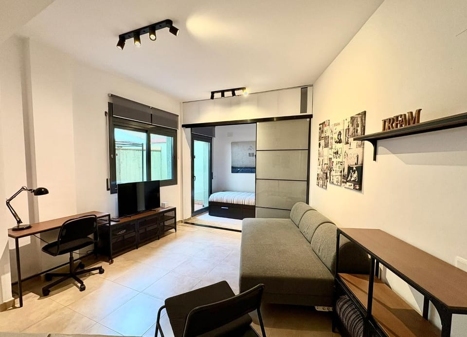 Bed, TV and multimedia, Living room, Photo of the whole room