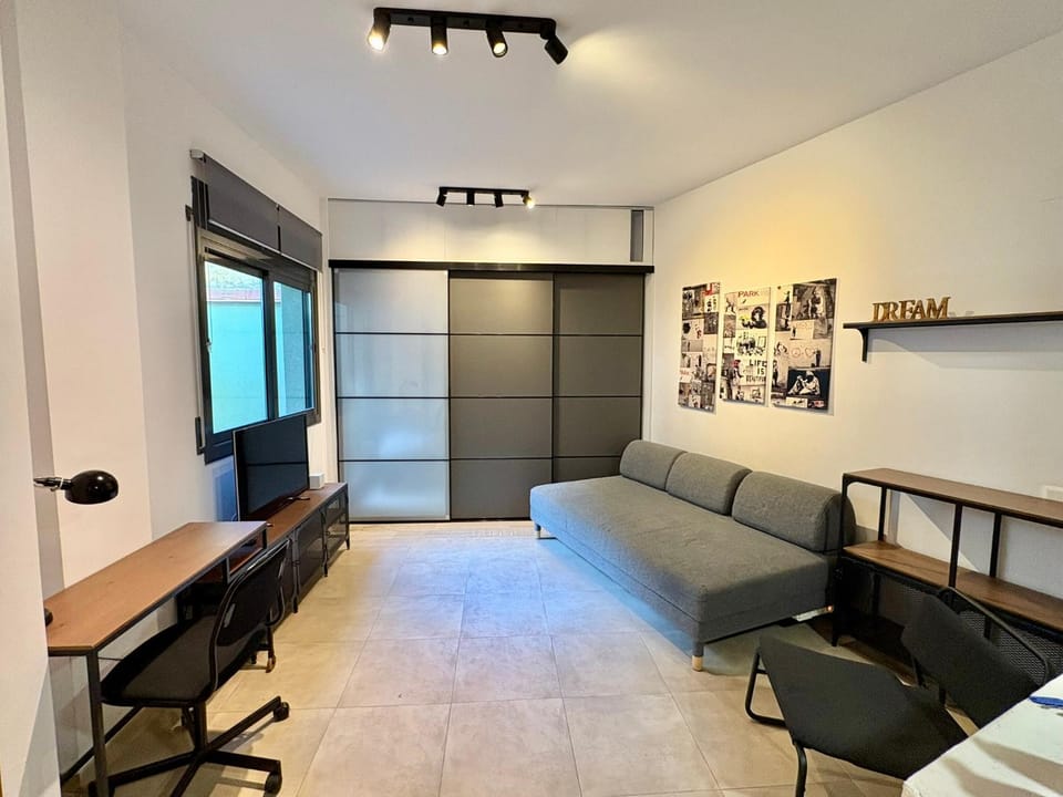 Bed, TV and multimedia, Living room