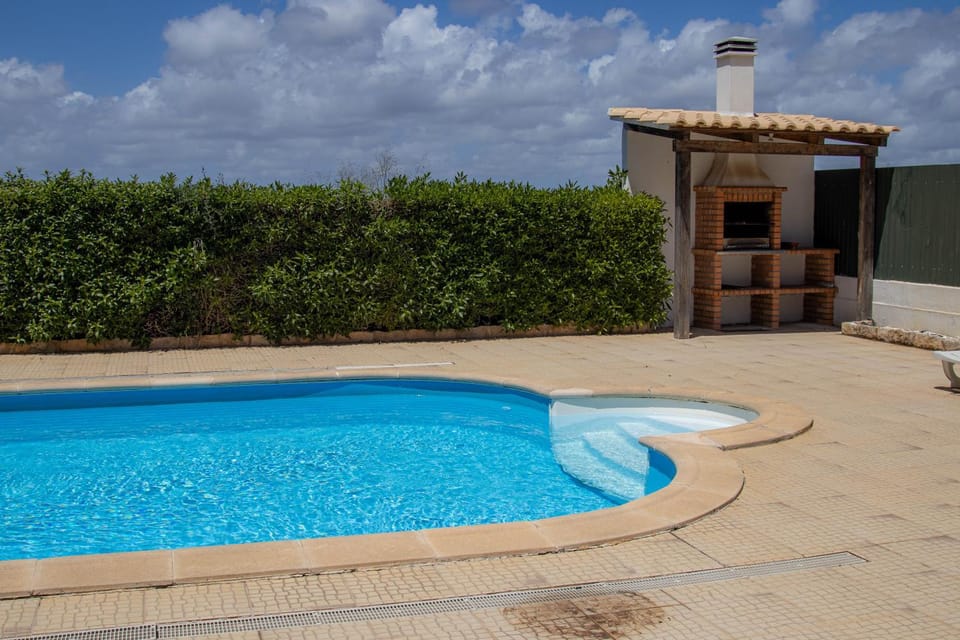 Property building, Day, BBQ facilities, Pool view, Swimming pool, sunbed