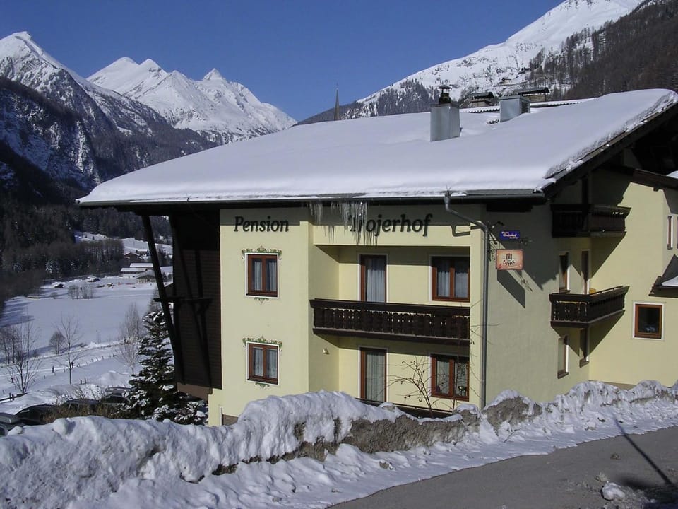 Facade/entrance, Winter