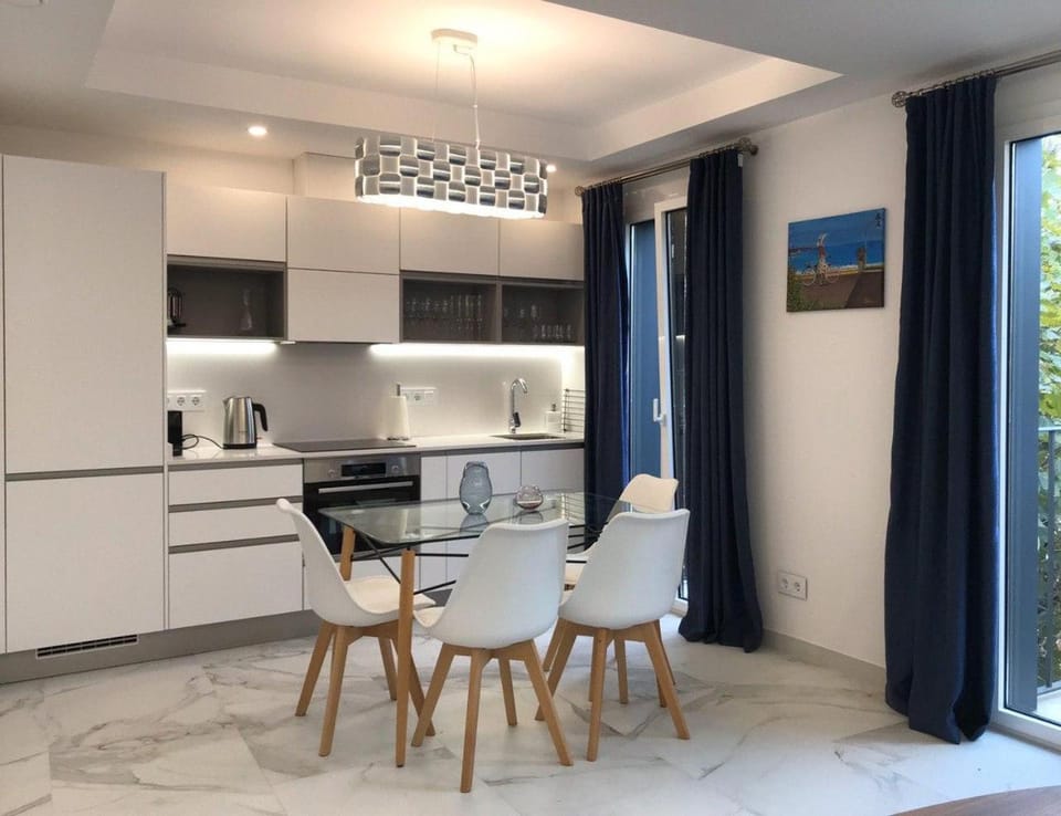 Kitchen or kitchenette, Dining area