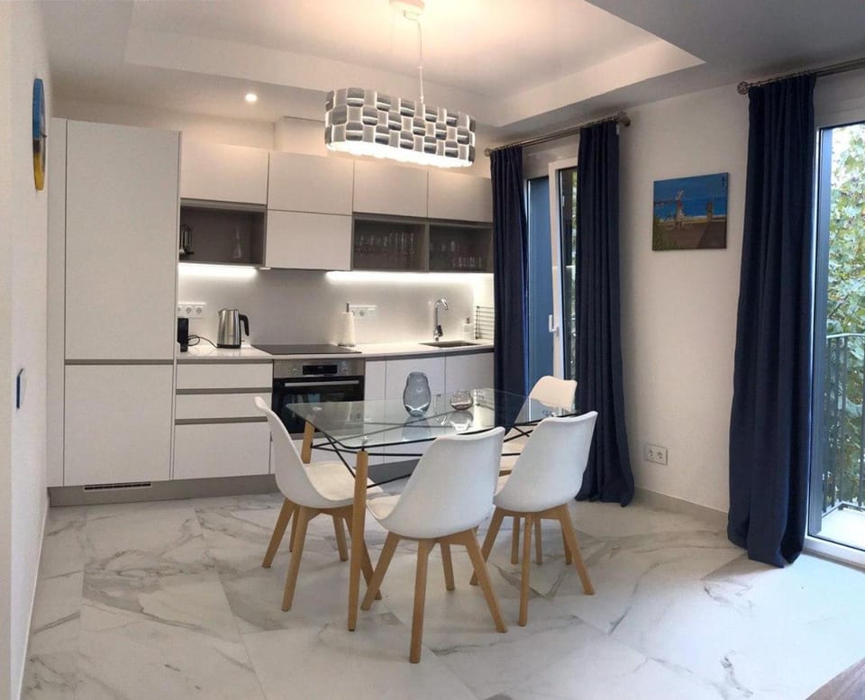 Kitchen or kitchenette, Dining area