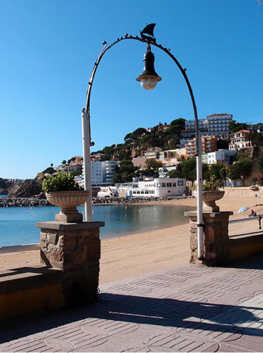 Nearby landmark, Neighbourhood, Natural landscape, Beach