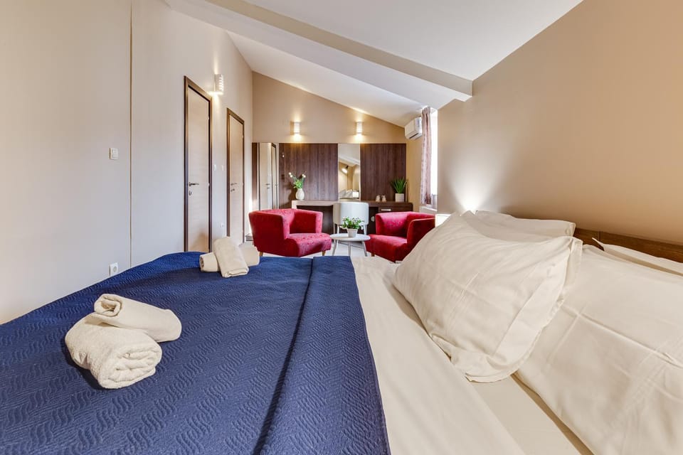 Bed, Bedroom, towels