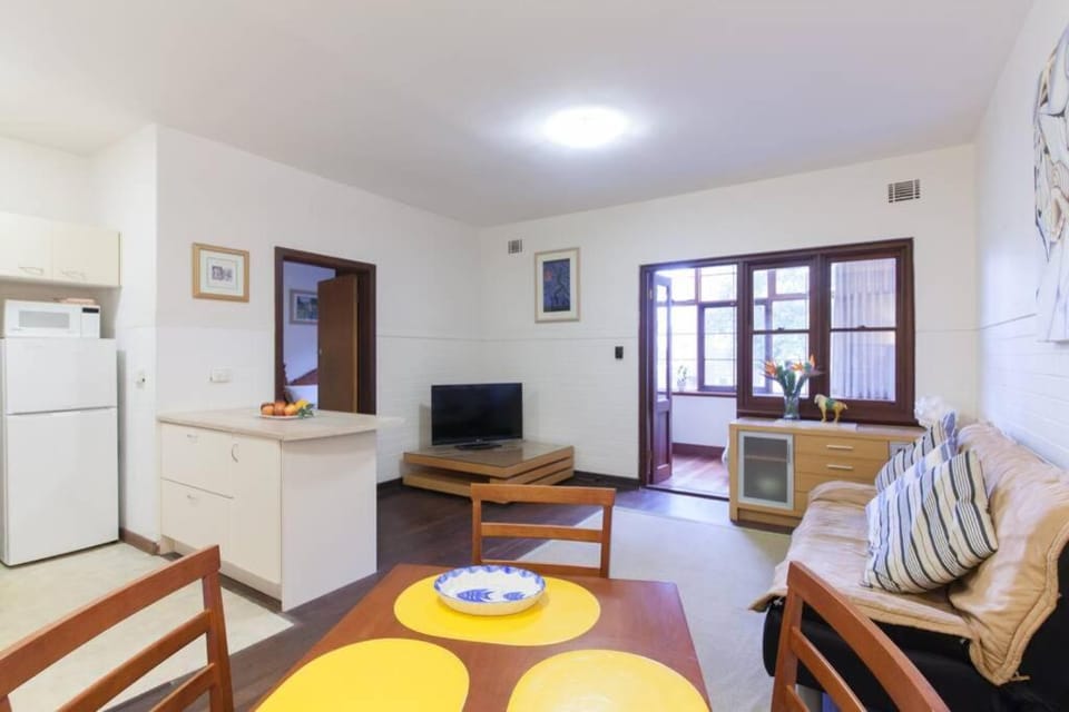 B3 Crawley Apartment 1 BRM & Sleepout near UWA Apartment in Nedlands