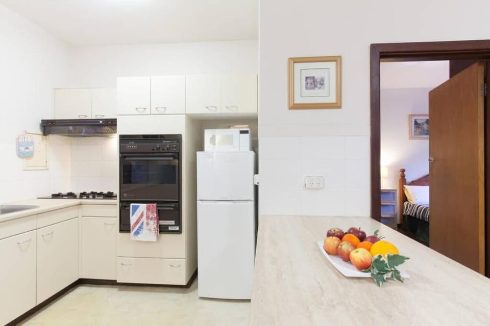 B3 Crawley Apartment 1 BRM & Sleepout near UWA Apartment in Nedlands