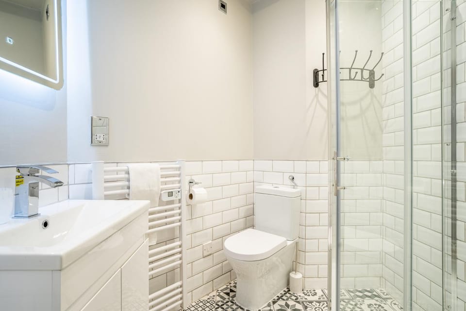 Shower, Toilet, Bathroom, towels