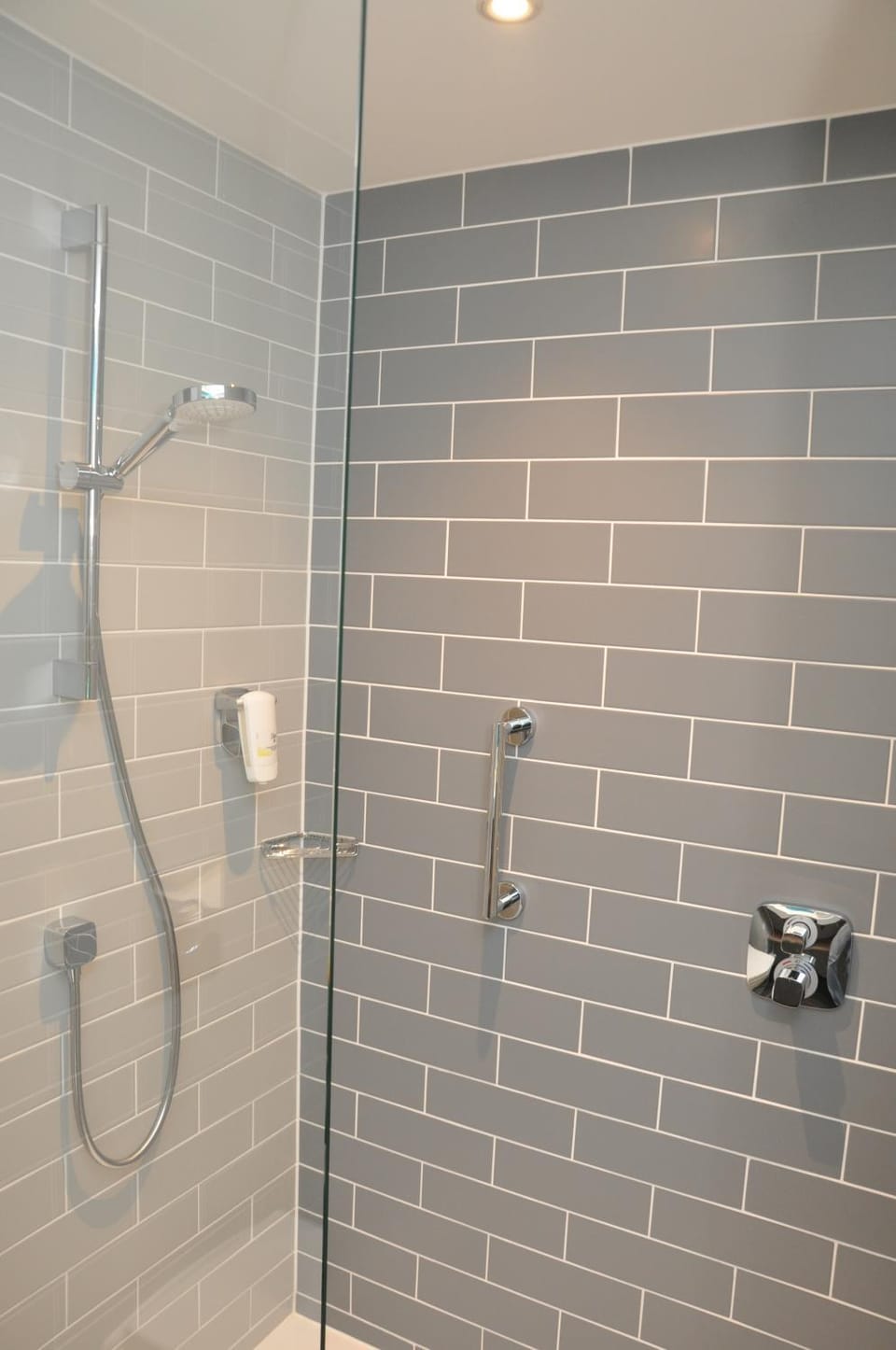 Shower, Bathroom, TV and multimedia