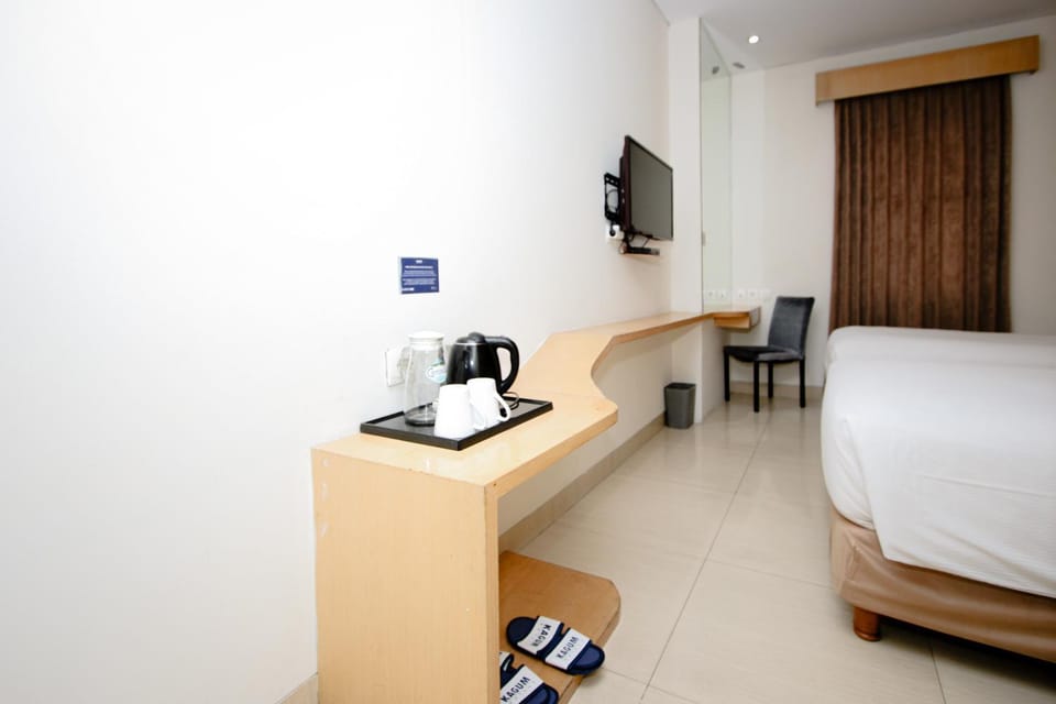 Bed, TV and multimedia, Bedroom, hair dresser