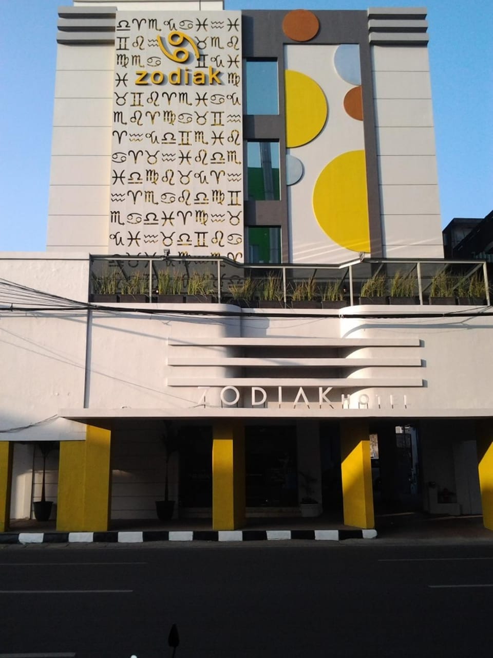 Facade/entrance
