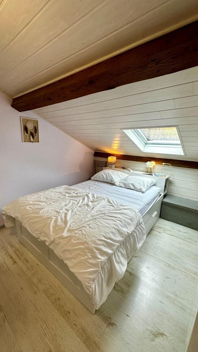 Photo of the whole room, Bedroom