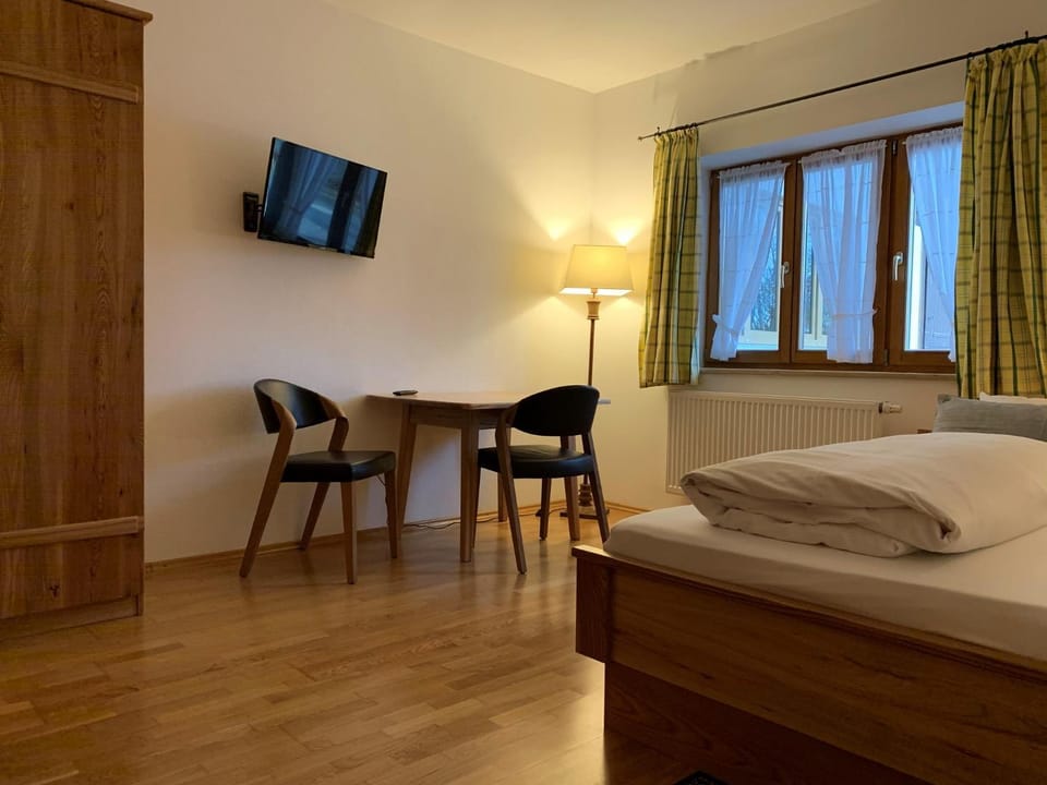 Bed, TV and multimedia, Living room, Photo of the whole room, Seating area, Bedroom