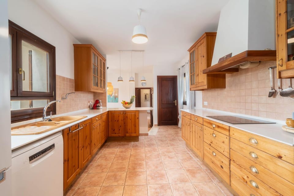 Kitchen or kitchenette, dishwasher, stove