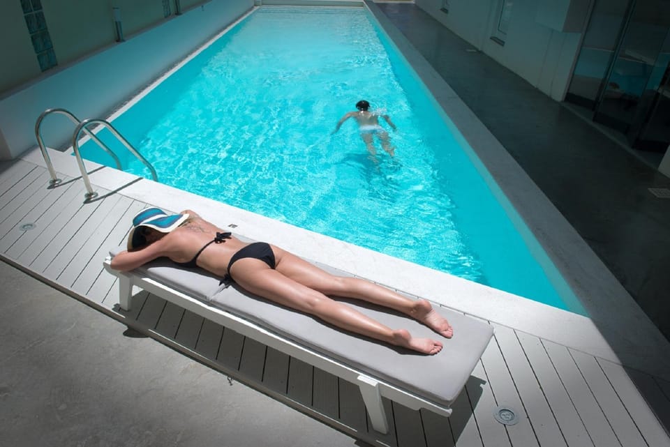 Guests, Swimming pool
