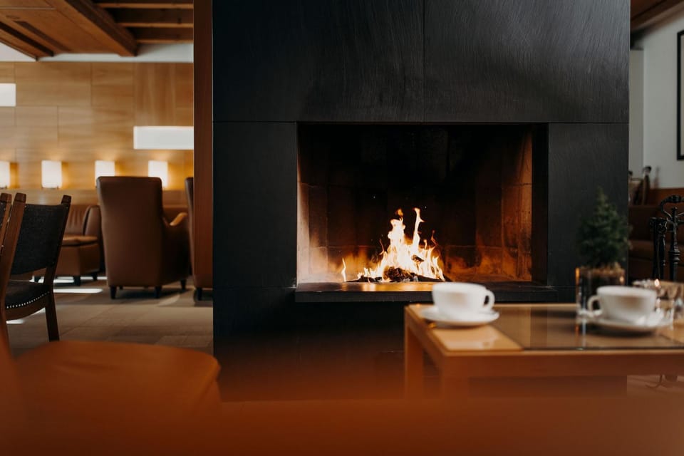Lobby or reception, Seating area, fireplace