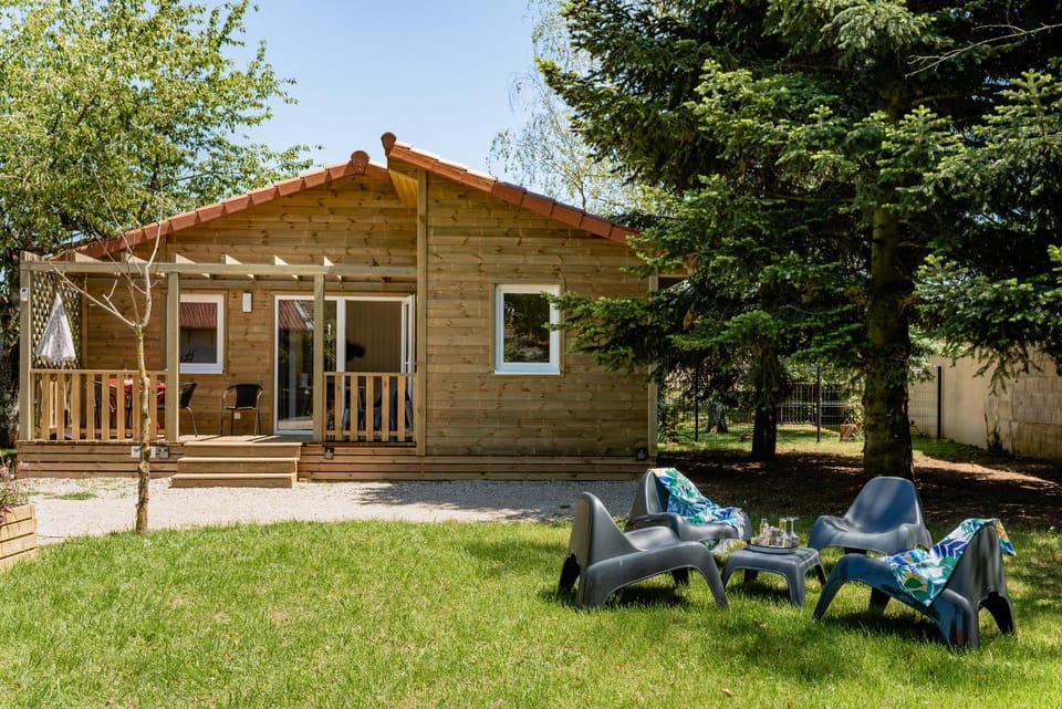 Property building, Patio, Spring, Day, Natural landscape, Garden, Garden view, sunbed