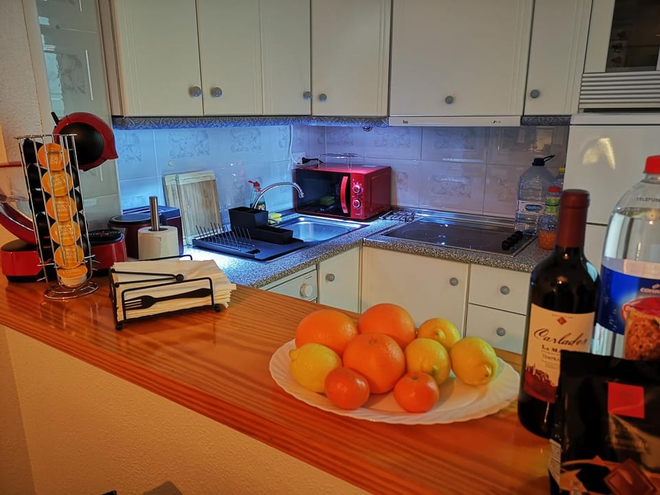 Coffee/tea facilities, Kitchen or kitchenette, Food, minibar, stove, toaster