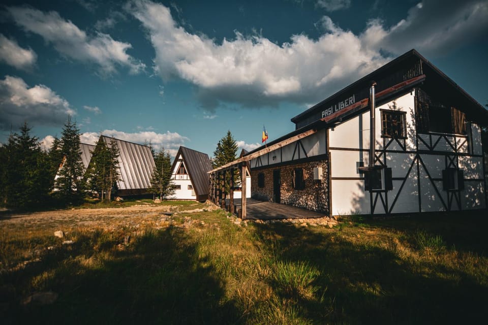 Property building, Natural landscape, Garden view, Mountain view, Street view, Quiet street view