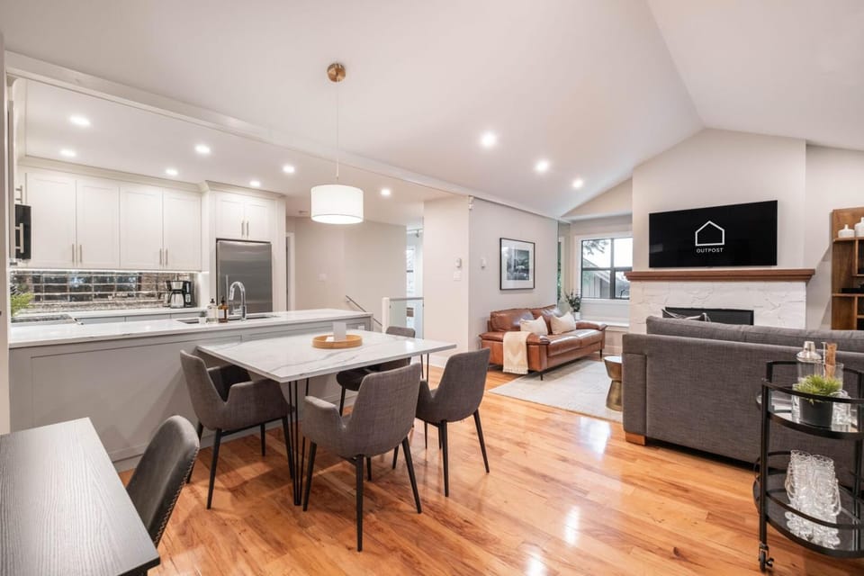 Kitchen or kitchenette, Living room, Dining area