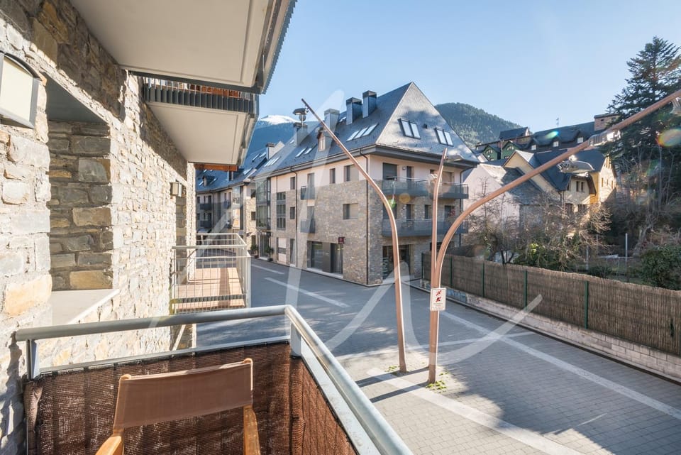 Neighbourhood, Balcony/Terrace, City view, Mountain view, Street view