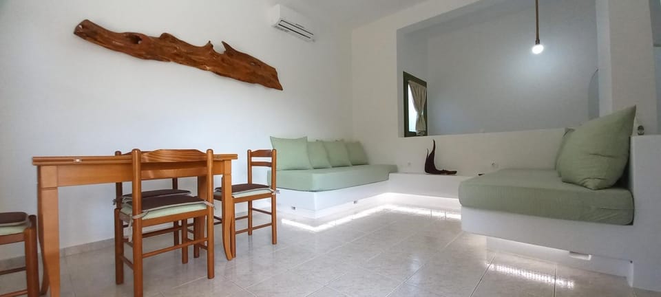 Living room, Seating area, Dining area, air conditioner