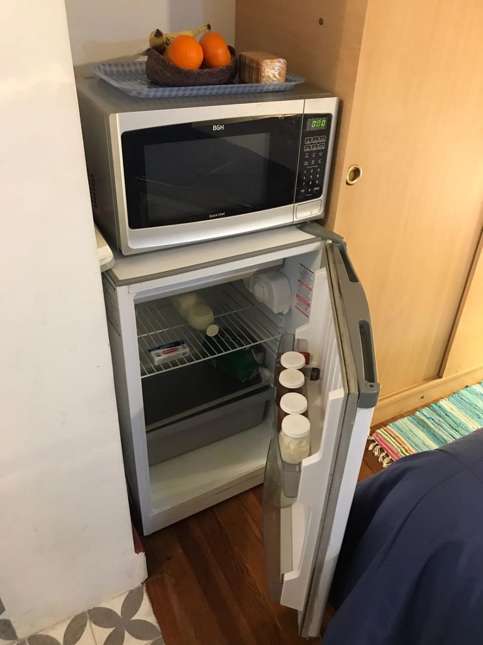 minibar, oven