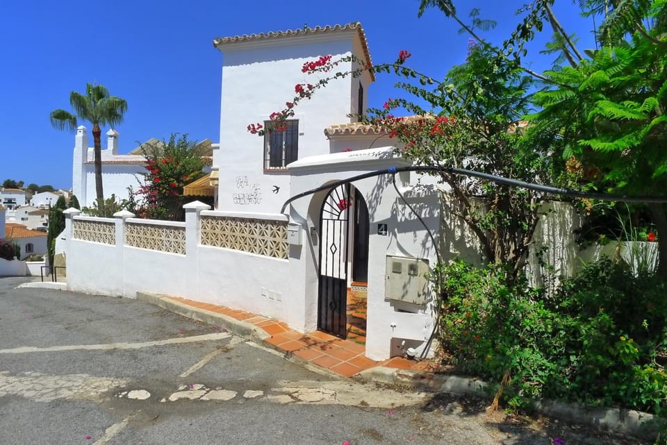 Property building, Facade/entrance, Off site