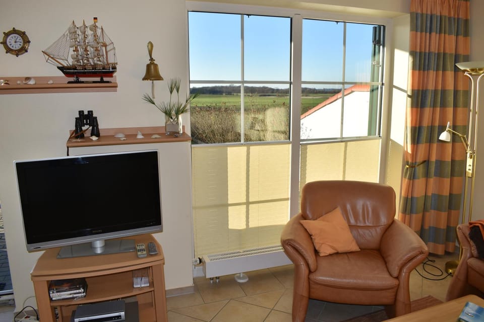 TV and multimedia, Living room, Seating area, Garden view